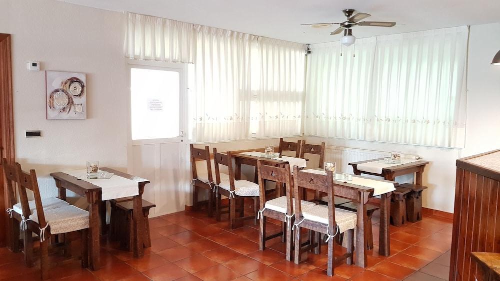 Hotel La Quinta Cue Ngoại thất bức ảnh